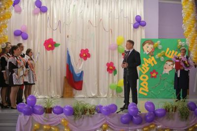 Аркадий Фомин поздравил выпускников с окончанием школы
